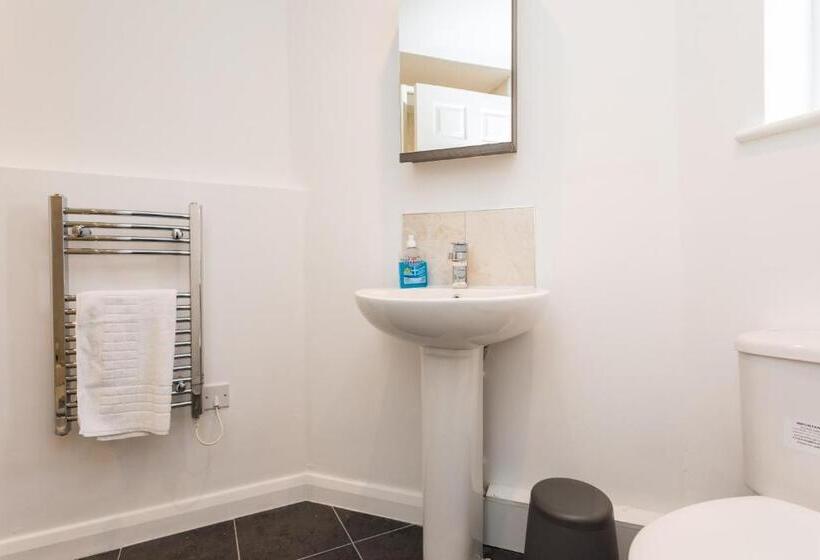 Flat 7 Spacious Studio Flat In The Heart Of Crawley