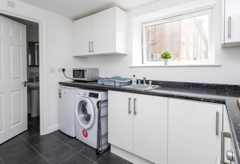 Flat 7 Spacious Studio Flat In The Heart Of Crawley