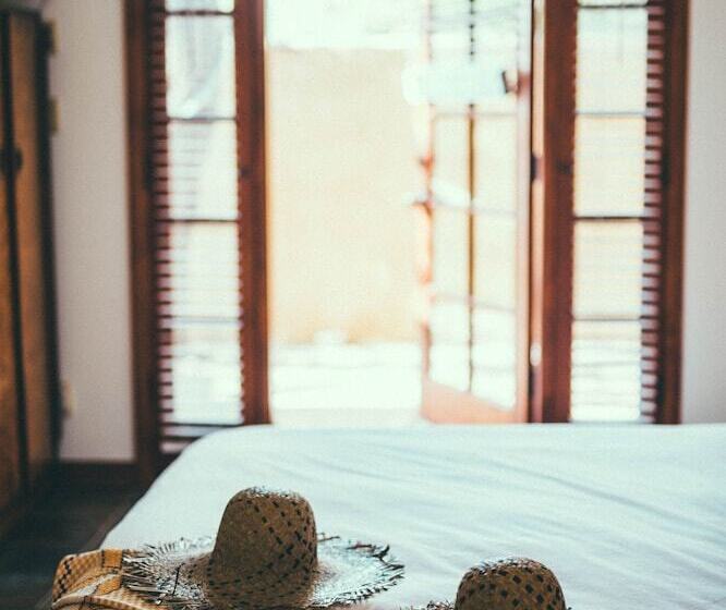 هتل The Good House  Hot Spring Hideaway