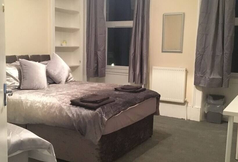 Paisley Central Luxury Rooms & Apartment