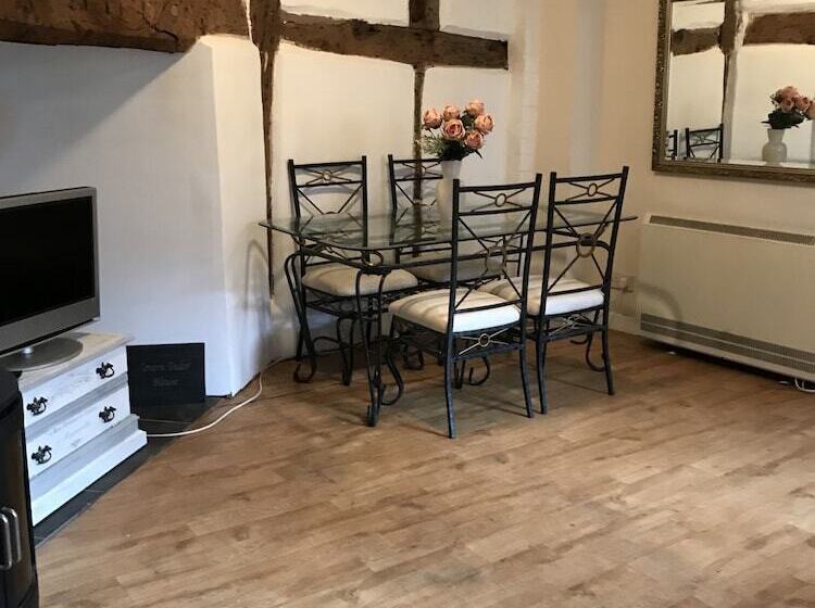 پانسیون Severn Tudor House
