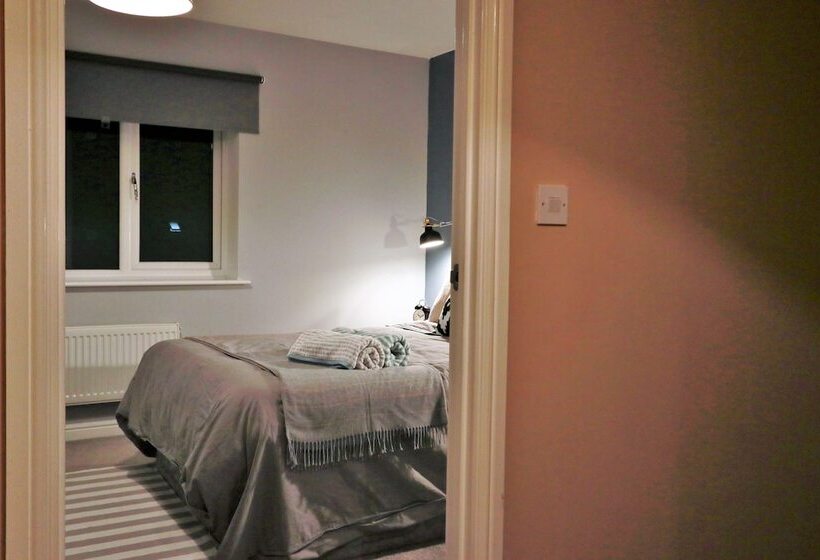 Spacious Townhouse   Netflix & Parking