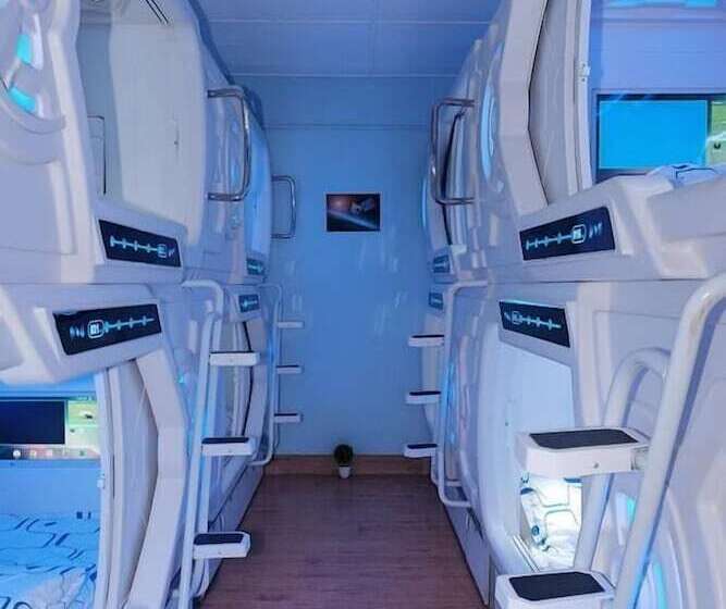 فندق Audrey Capsule Hostel