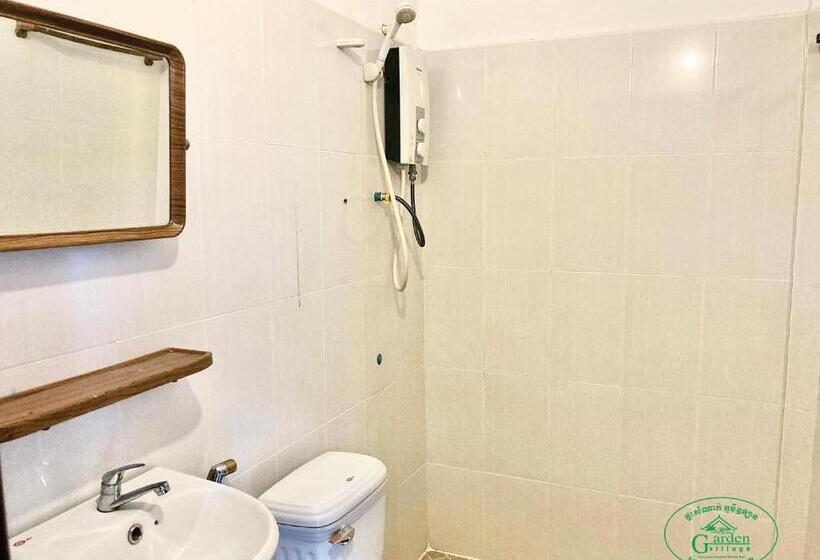 فندق Garden Village Guesthouse & Pool Bar