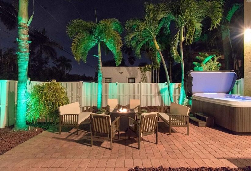 Walk To Beach Spacious Estate With Hot Tub & Game Room