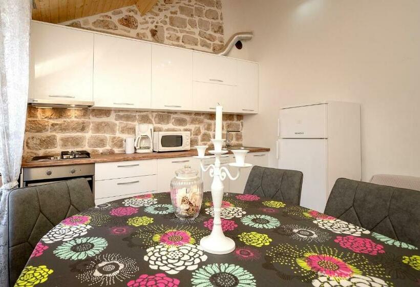 Apartment Nediljka  In Old Part Of Town