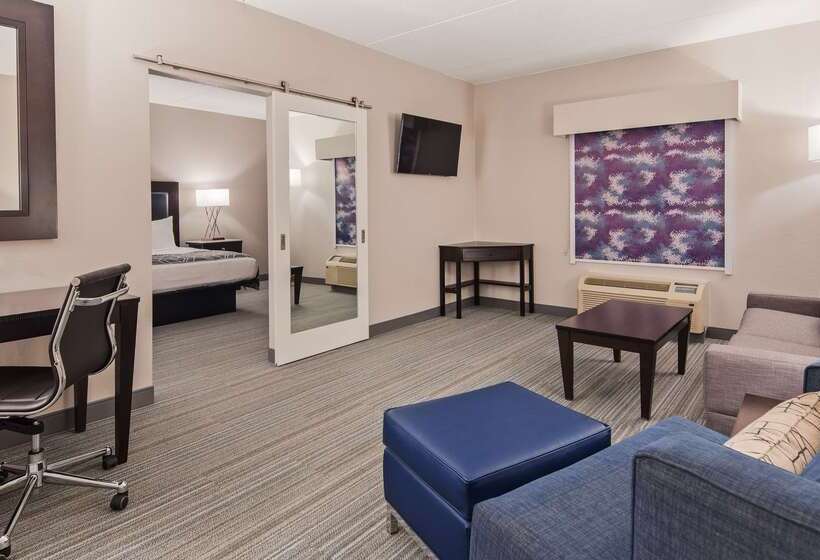 ホテル Best Western Plus Wilkes Barrescranton Airport