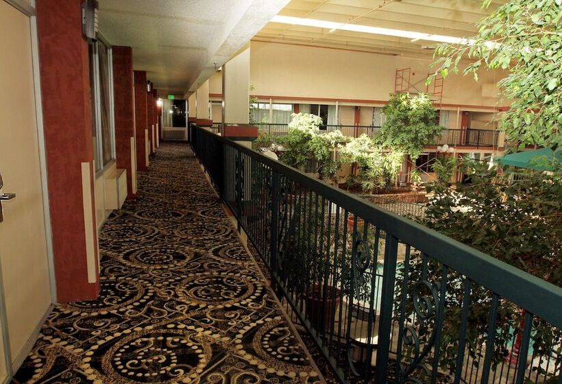 هتل Clarion Inn