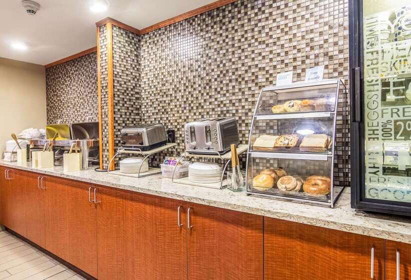 בית מלון כפרי Clarion Inn
