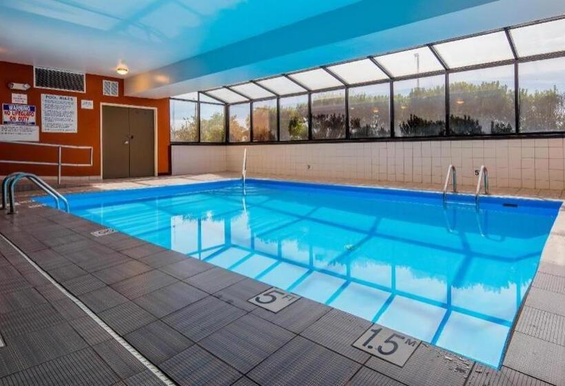 هتل Clarion Pointe Evansville North