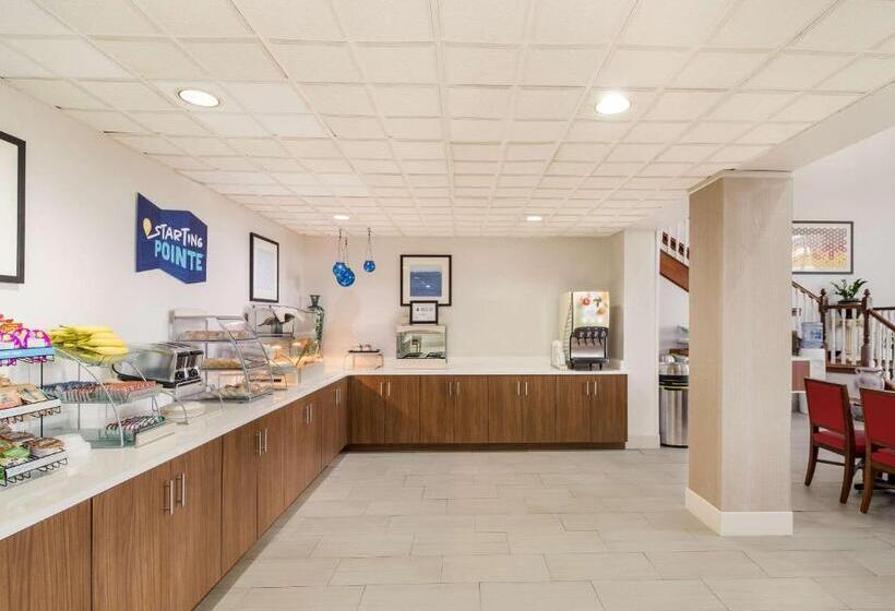 هتل Clarion Pointe New Bern