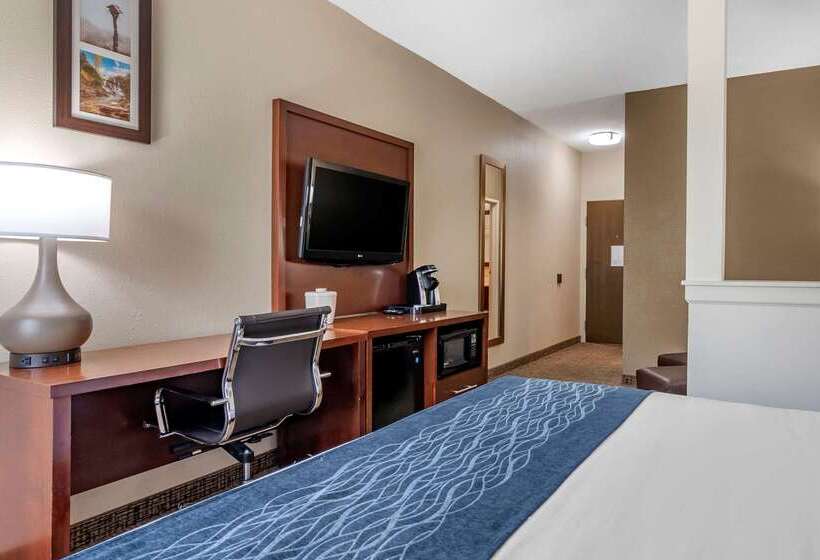 Отель Comfort Inn & Suites Junction City Near Fort Riley