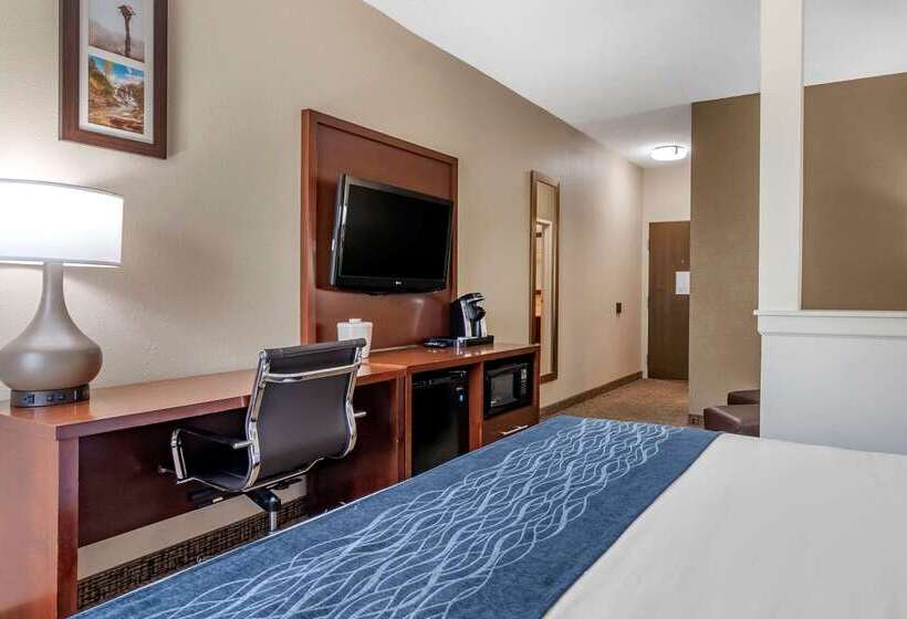 Hotel Comfort Inn & Suites Junction City  Near Fort Riley