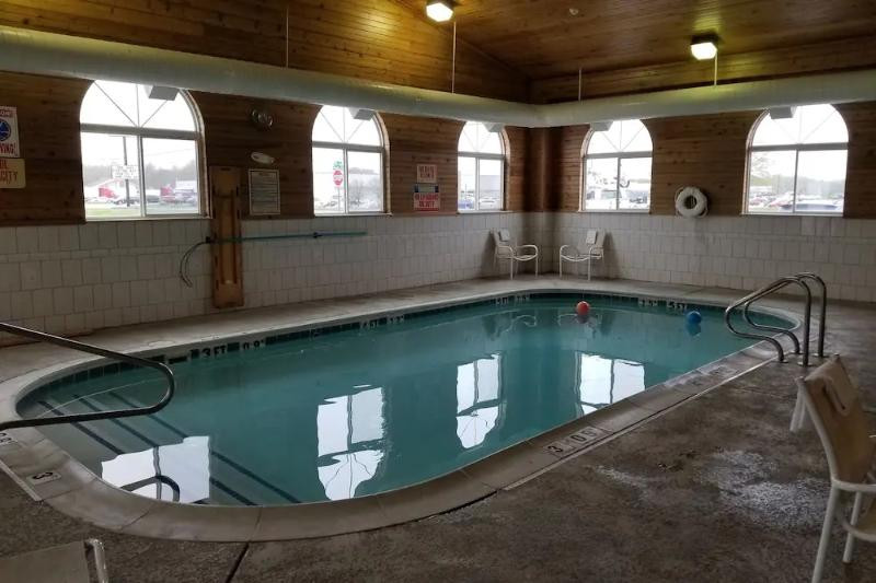 בית מלון כפרי Country Inn & Suites By Radisson, Auburn, In