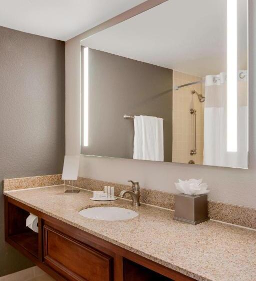 هتل Courtyard By Marriott Boston Logan Airport