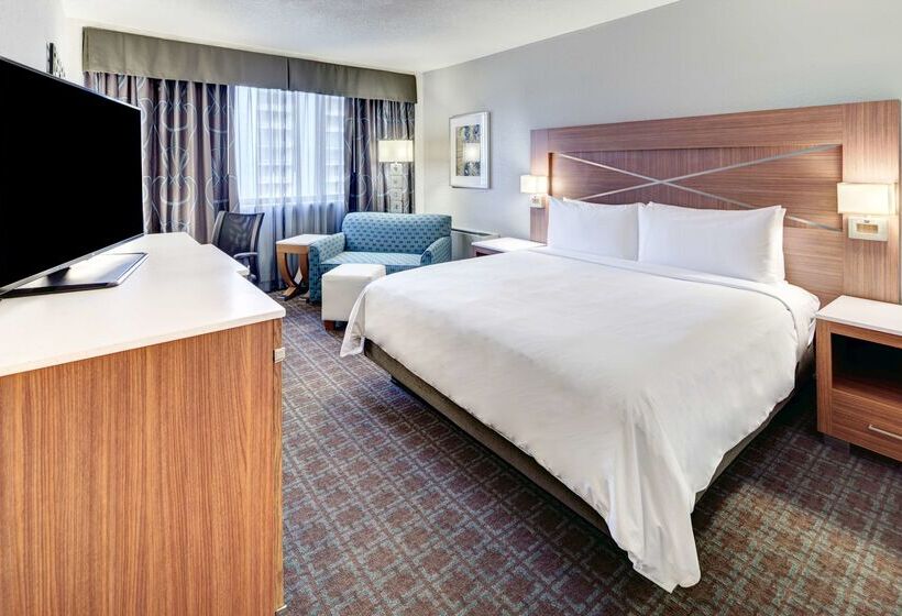 Отель Doubletree By Hilton Milwaukee Downtown