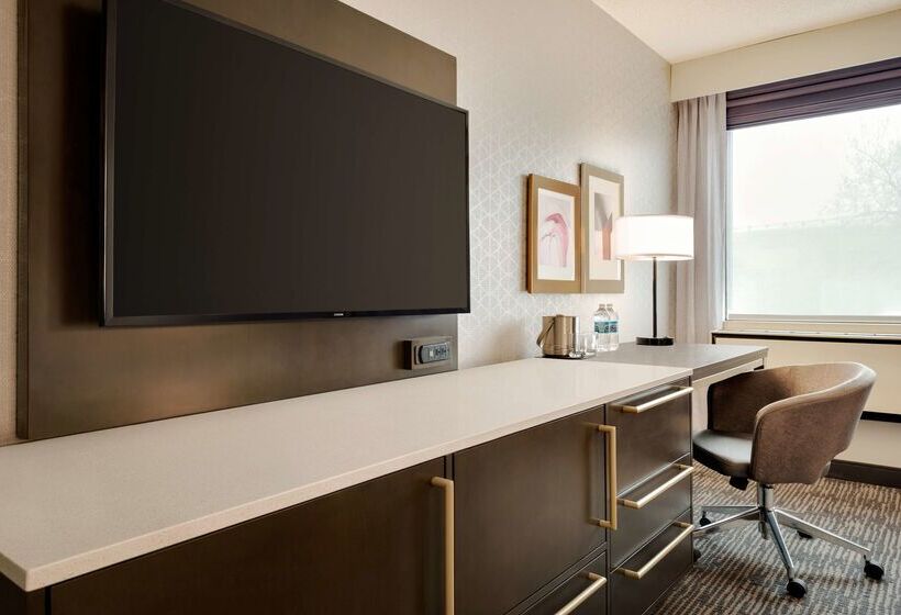 هتل Doubletree By Hilton St. Paul East