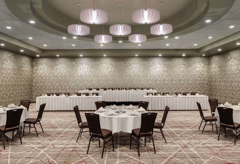 هتل Doubletree By Hilton St. Paul East