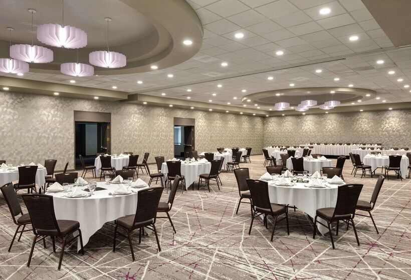 هتل Doubletree By Hilton St. Paul East