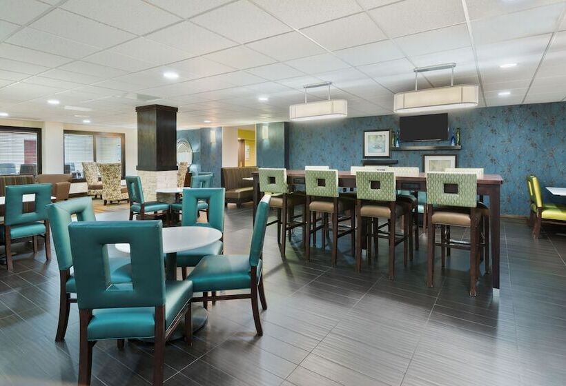 فندق Holiday Inn Express  & Suites Bentonville