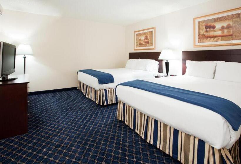 هتل Holiday Inn Express  & Suites Torrington