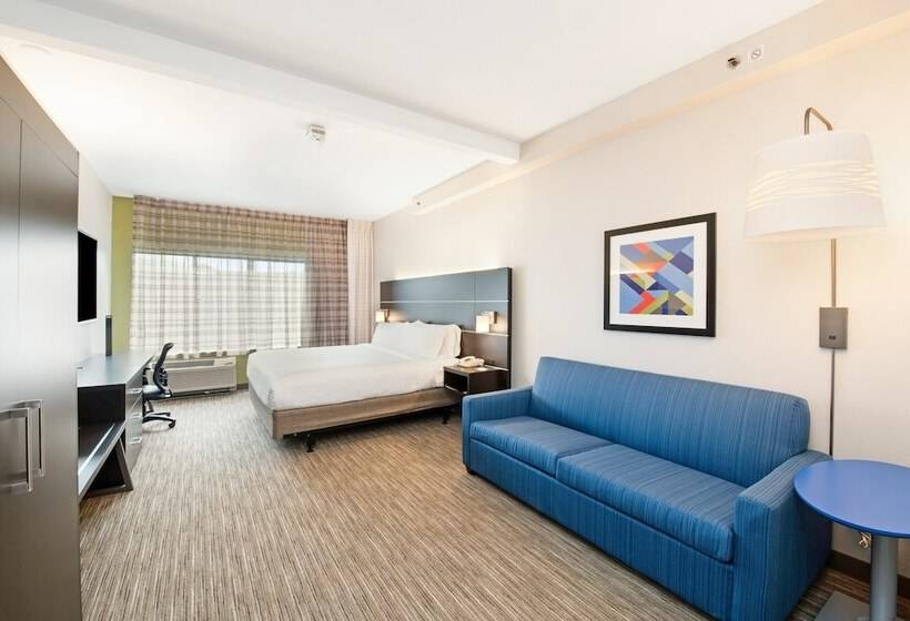 Отель Holiday Inn Express Delafield, An Ihg