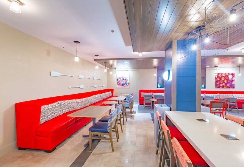 هتل Holiday Inn Express Orange Beach   On The Beach, An Ihg