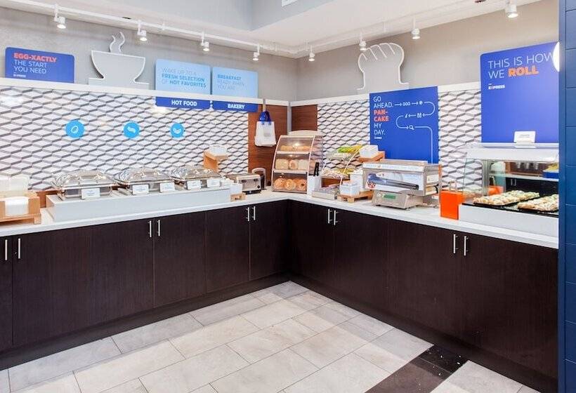 هتل Holiday Inn Express Orange Beach   On The Beach, An Ihg