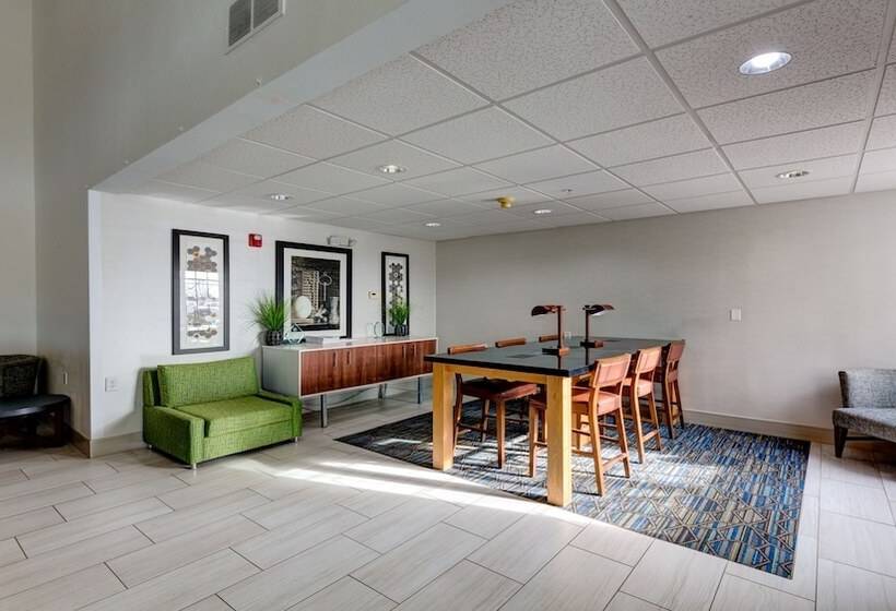 Отель Holiday Inn Express & Suites Ashtabula Geneva, An Ihg