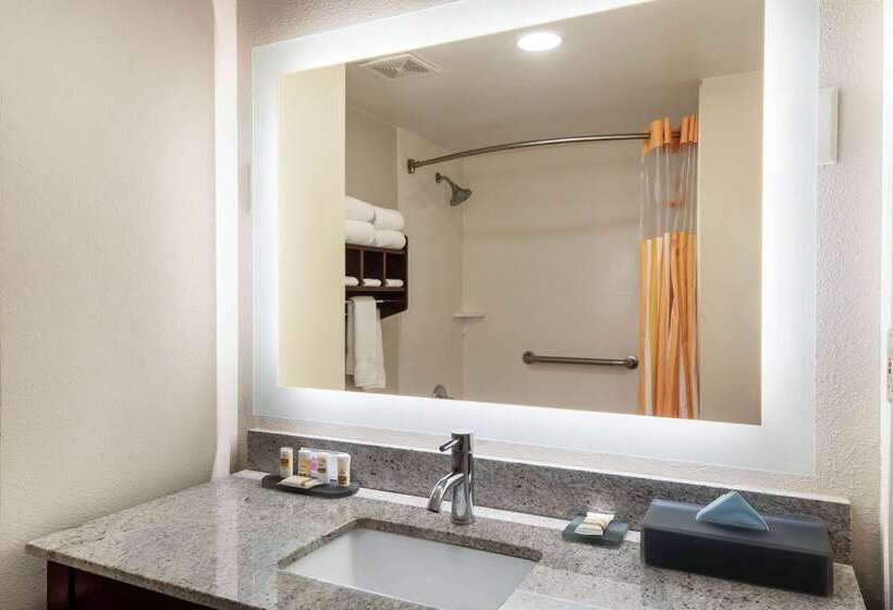 Отель La Quinta By Wyndham Lagrange / I 85
