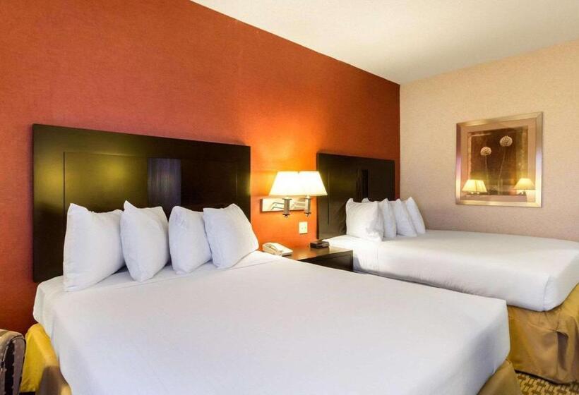 Отель Quality Inn & Suites Oakwood Village Cleveland South
