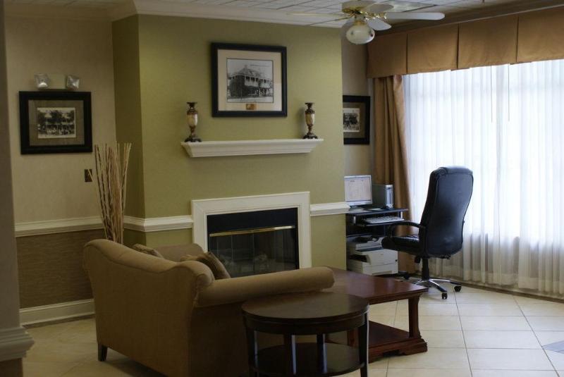 בית מלון כפרי Quality Inn Fayetteville Near Historic Downtown Square