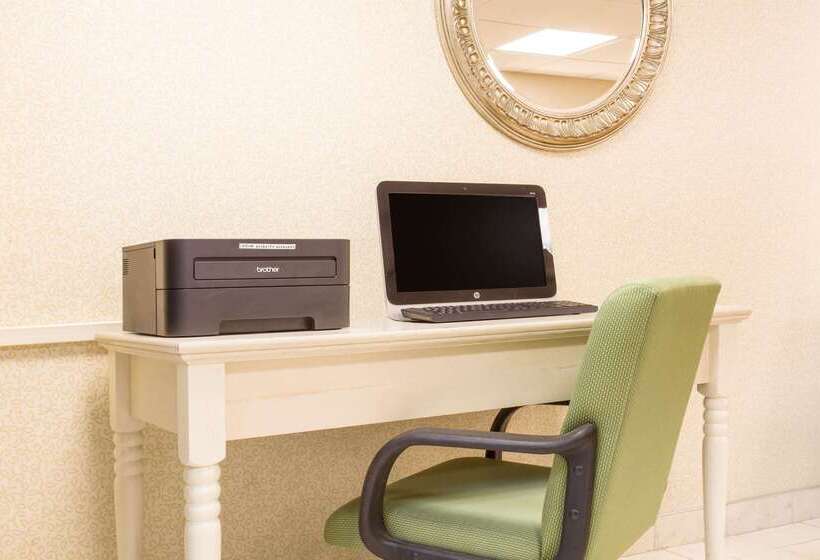 فندق Ramada By Wyndham Angola/fremont Area