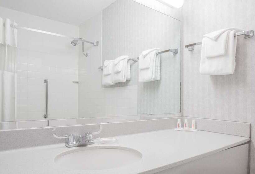 فندق Ramada By Wyndham Angola/fremont Area