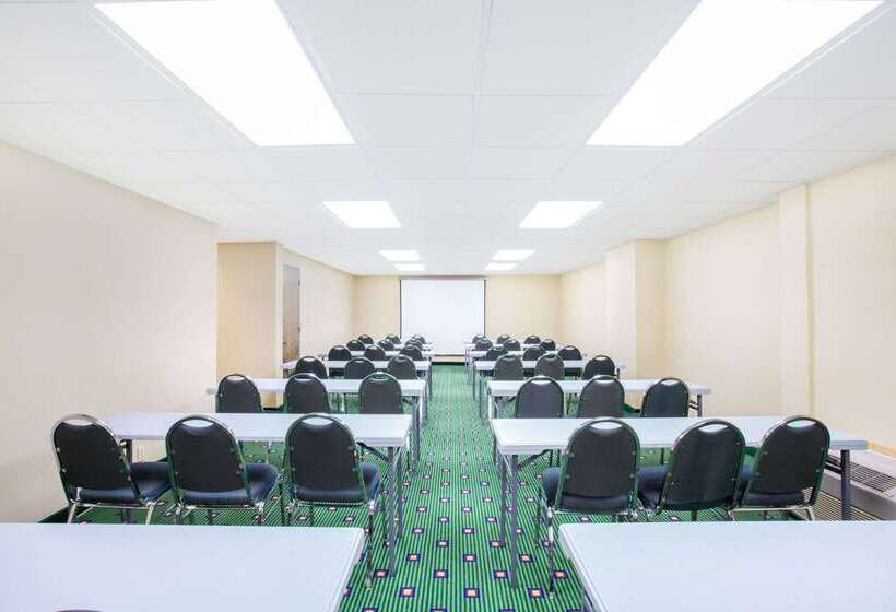 فندق Ramada By Wyndham Angola/fremont Area