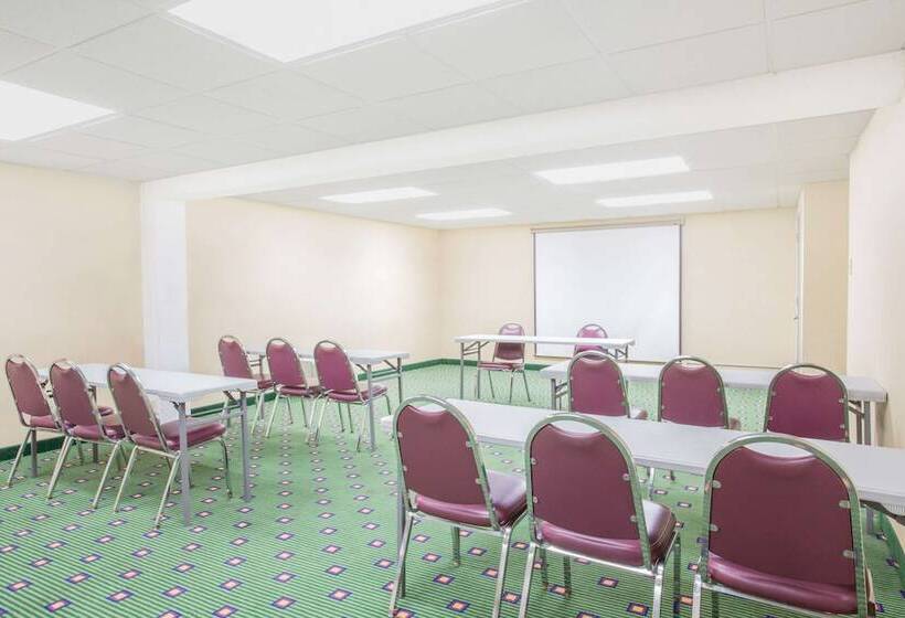 فندق Ramada By Wyndham Angola/fremont Area