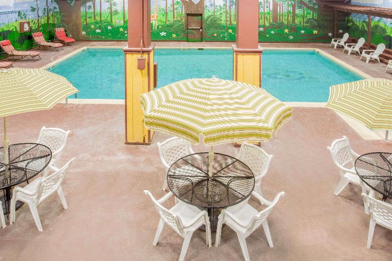 فندق Ramada By Wyndham Angola/fremont Area