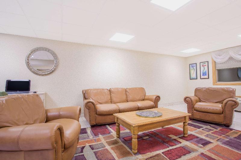 فندق Ramada By Wyndham Angola/fremont Area