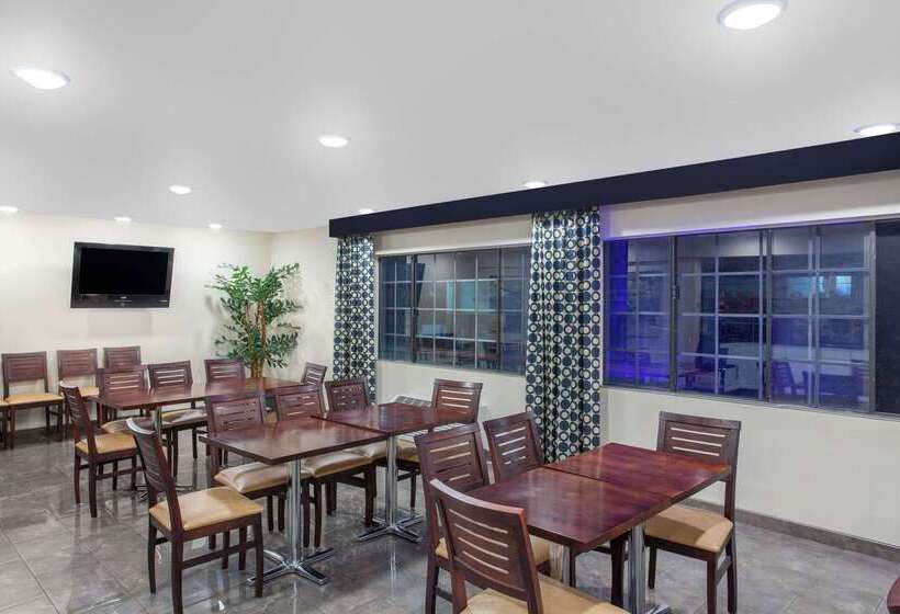 فندق Ramada By Wyndham Culver City