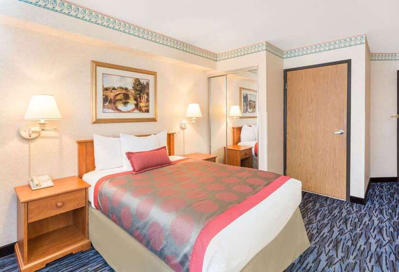 فندق Ramada By Wyndham Kent Seattle Area