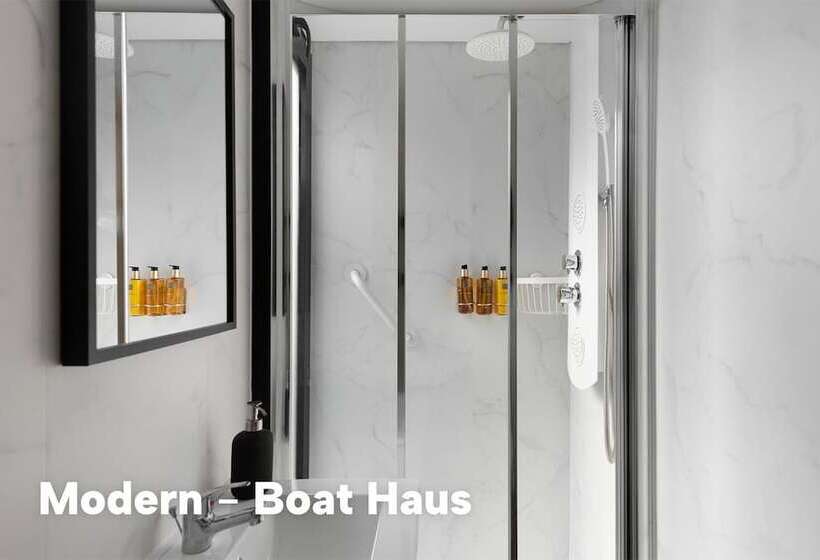 هتل Boat Haus Mediterranean Experience Alcaidesa  La Linea