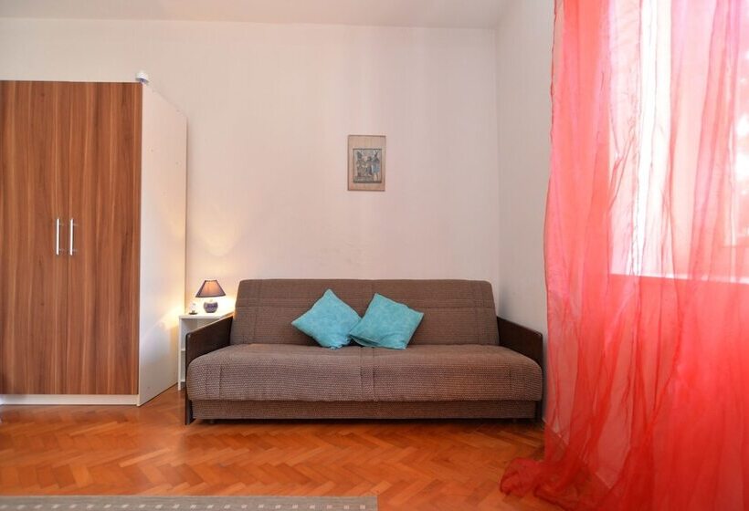 Apartment 1122