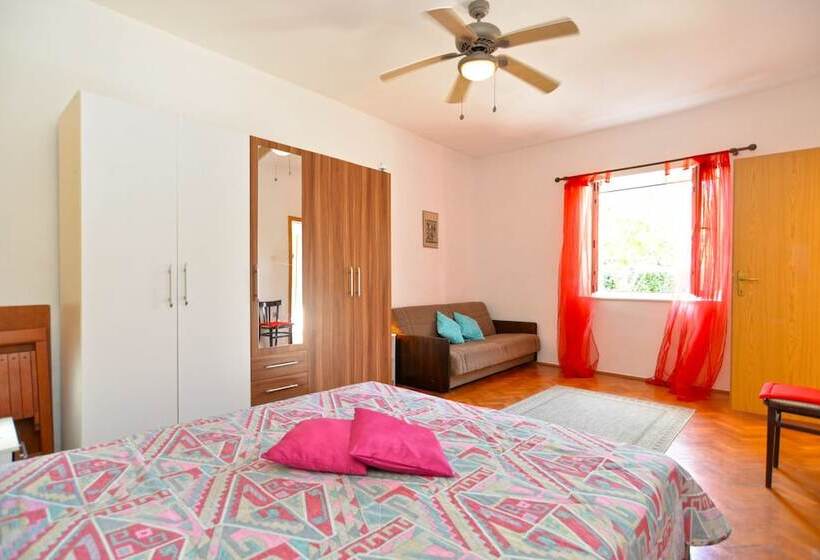 Apartment 1122