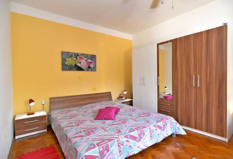 Apartment 1122