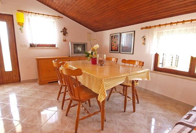 Apartment 895