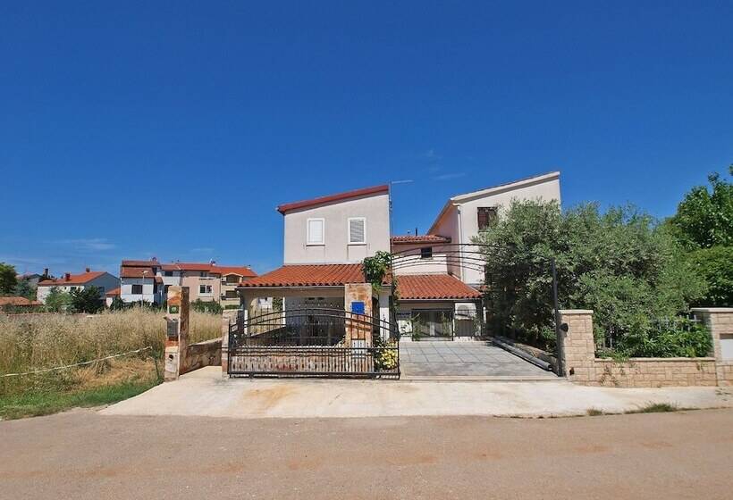 Apartment 958
