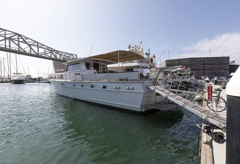 هتل Luxury Boat In Port Forum