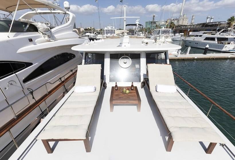 هتل Luxury Boat In Port Forum