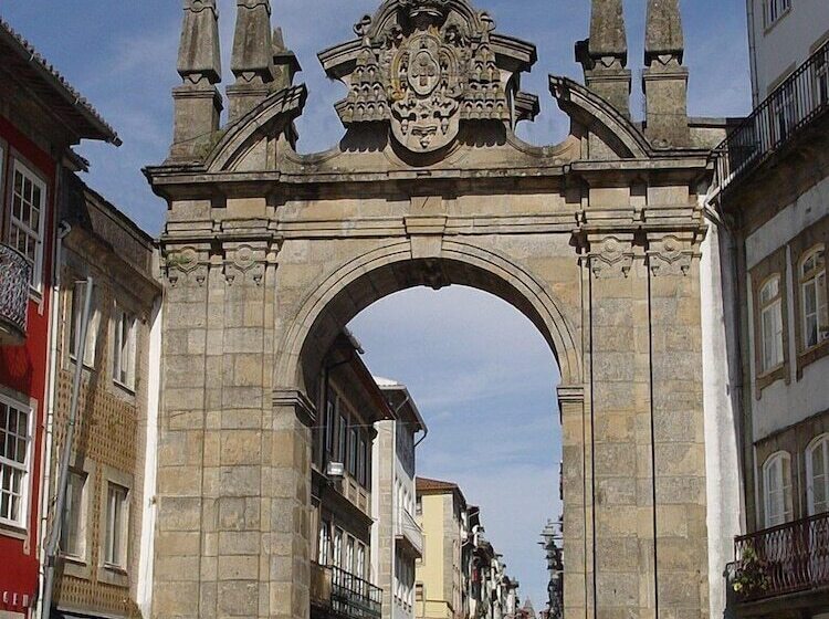 Private Modern Home, Fully Equipped, Near Historic Braga Centre