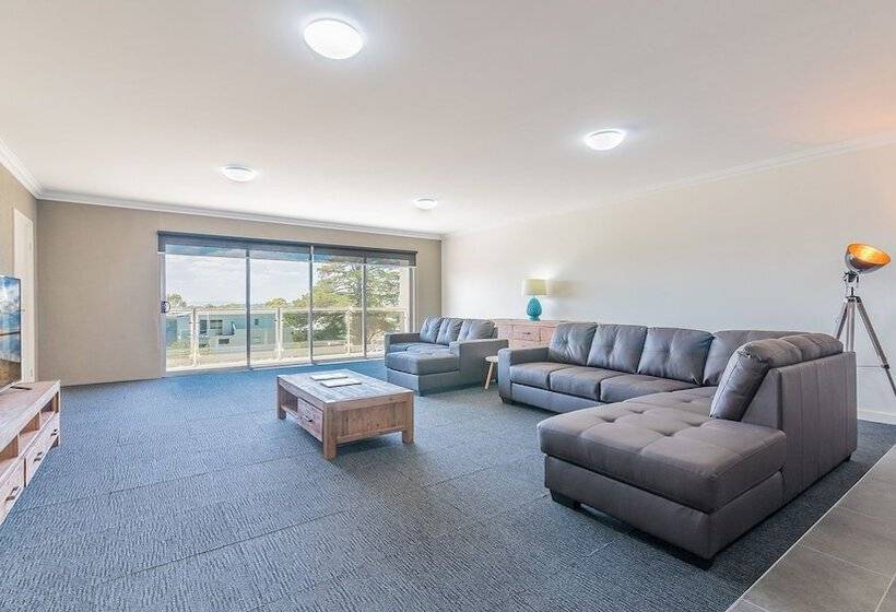 Thompson Avenue Apartments No.1